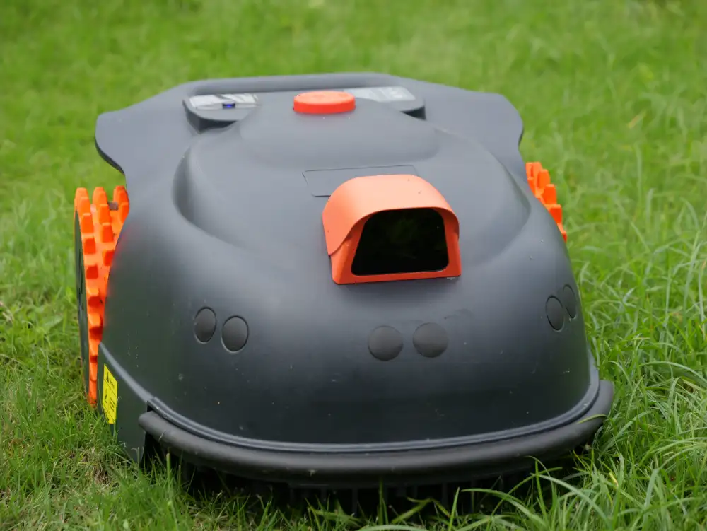 Tondeuses robotisées à traction intégrale, à traction arrière ou à traction avant